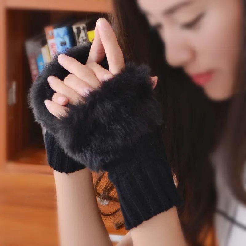 Luvas Femininas Meio Dedo com Pelúcia – Conforto Doce e Quentinho para o Outono/Inverno com Estilo Fofo e Toque Suave