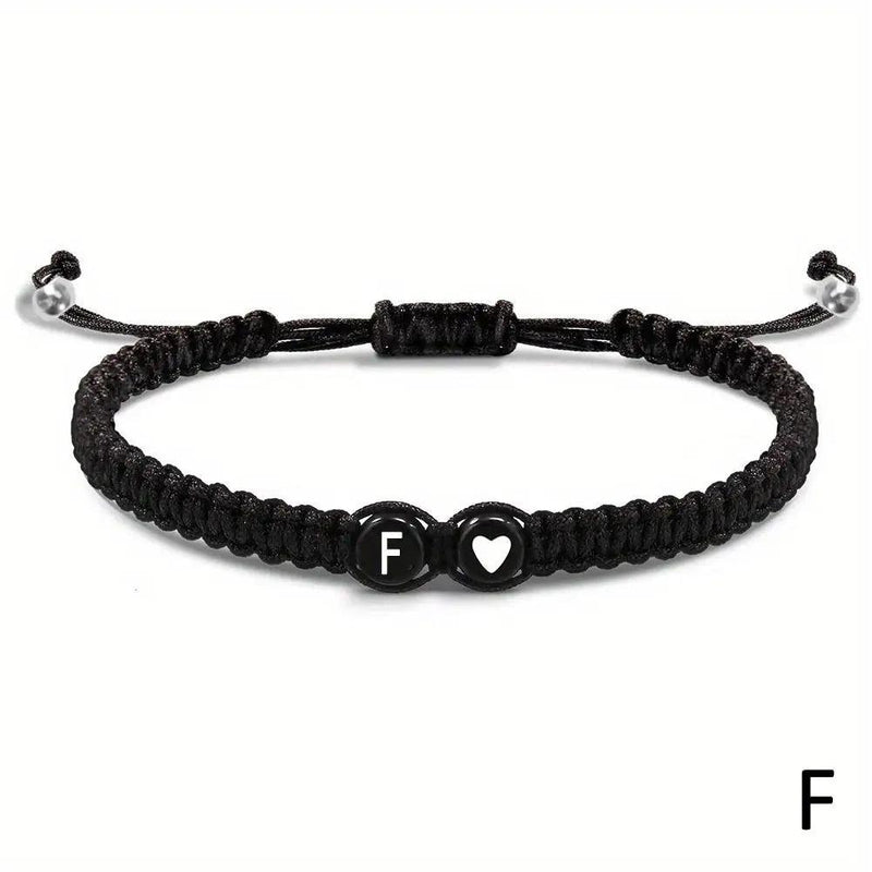 Pulseira Inicial A-Z com Coração – Trançada à Mão, Ajustável e Perfeita para Presentear com Amor