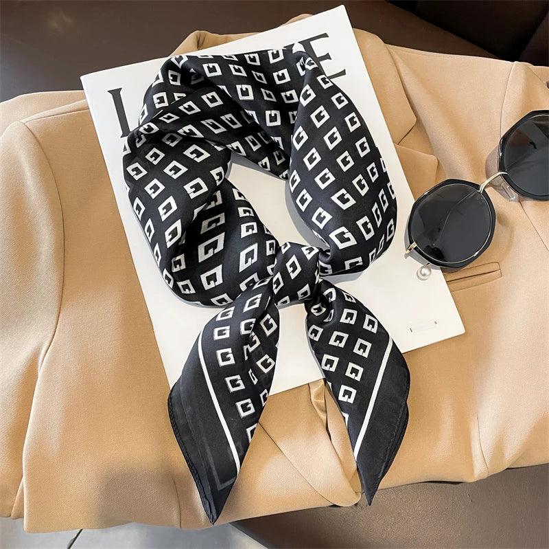 Toque de Luxo em Cada Dobra: Lenço Feminino de Cetim Xadrez para Pescoço, Cabelo ou Look de Trabalho