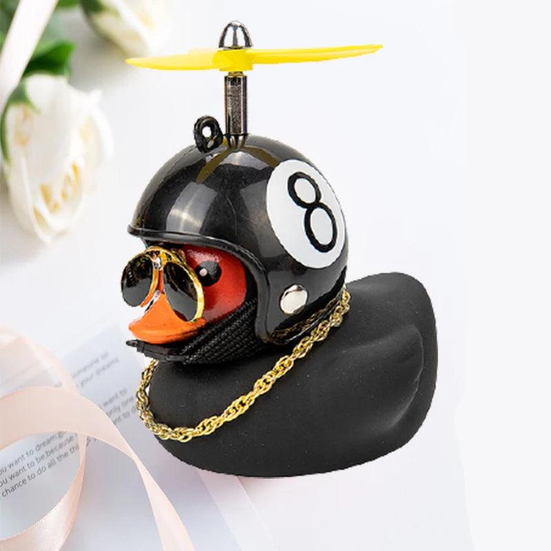 O Pato Mais Radical da Estrada – Pingente Divertido com Capacete para Carros, Bicicletas e Motos!