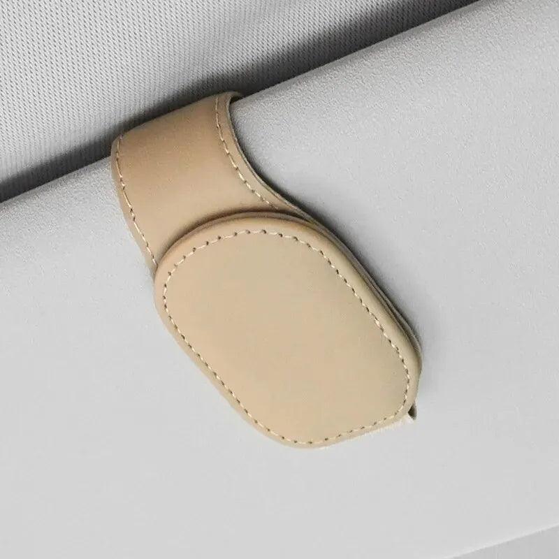 Organização com Estilo: Suporte Magnético de Couro para Óculos no Quebra Sol do Carro – Prático, Elegante e Universal!