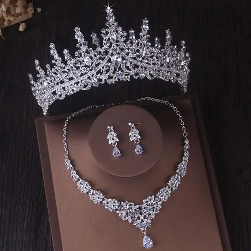 O Conjunto de Joias Dourado com Cristais Estilo Dubai Que Está Encantando Noivas – Coroa, Colar e Brincos em Um Luxo Só!