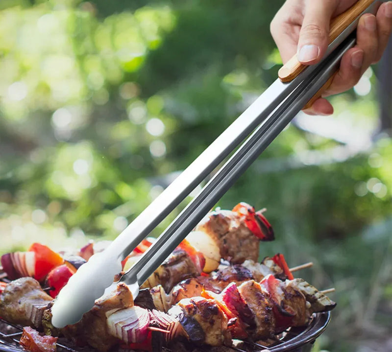 Seu Churrasco em um Show de Praticidade com a Pinça de Aço Inoxidável com Cabo de Carvalho e Sistema de Travamento!